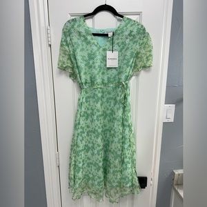 NWT MATERNITY - Glamorous short sleeve green floral wrap dress